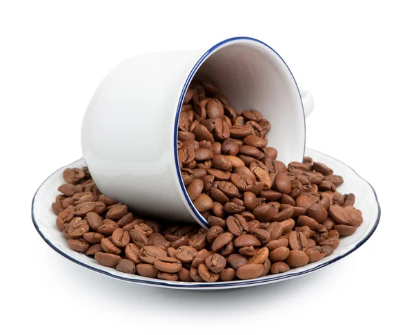 Cangkir putih dengan biji kopi — Stok Foto