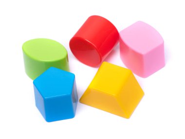 Çok renkli plastik figürler grubu - beyaz arka planda izole edilmiş çocuk oyuncakları