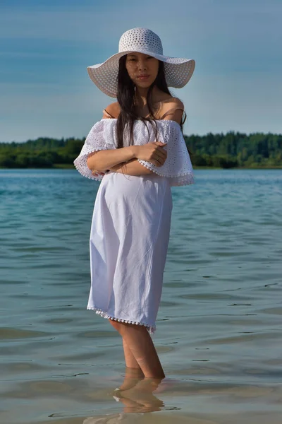 Giovane Donna Asiatica Cappello Bianco Spiaggia — Foto Stock