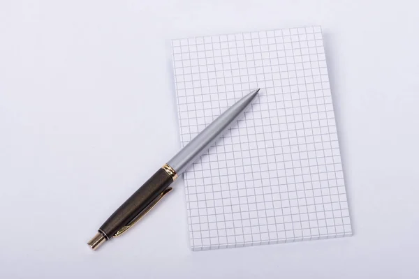 Stift Und Notizbuch Auf Weißem Hintergrund — Stockfoto