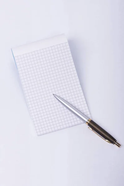 Stift Und Notizbuch Auf Weißem Hintergrund — Stockfoto