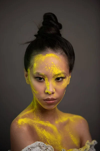 Retrato Mujer Asiática Con Pintura Polvo Amarillo Cara — Foto de Stock