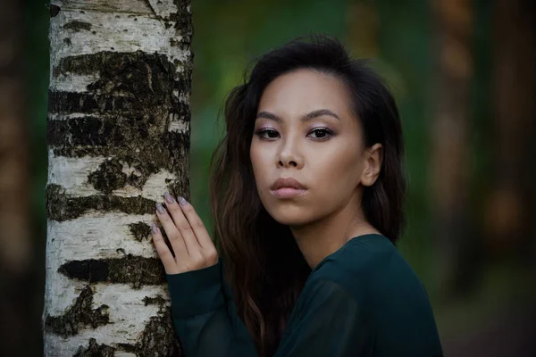 Jovem Mulher Asiática Perto Bétula Árvore Parque — Fotografia de Stock
