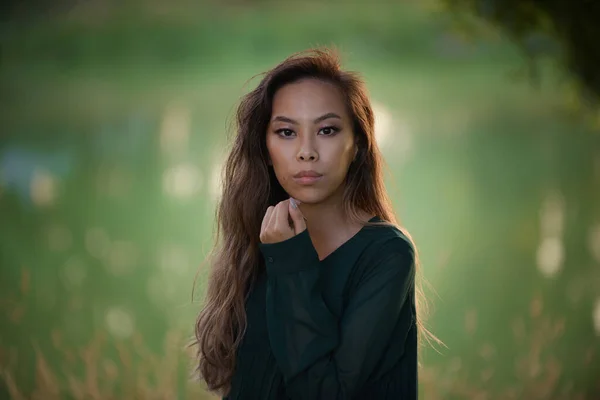 Retrato Jovem Mulher Asiática Cândida Parque Com Fundo Borrado — Fotografia de Stock