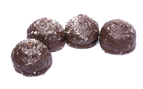 Cukrászsütemények Csokoládé Mázas Sütemények Fehér Alapon Izolált Kókuszzsetonokkal — Stock Fotó