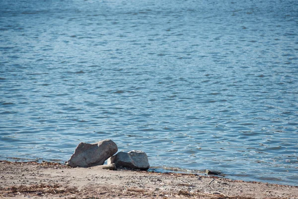 Göl Kıyısındaki Iki Taş — Stok fotoğraf