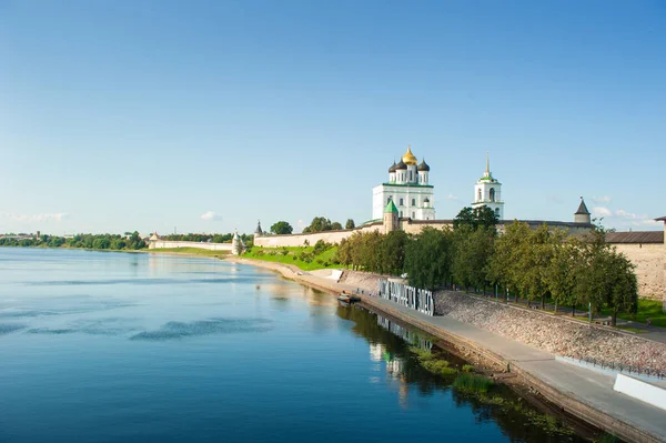 Kremlin Tower Pskov City Rússia Federação Russa Tradução Texto Idioma Fotos De Bancos De Imagens