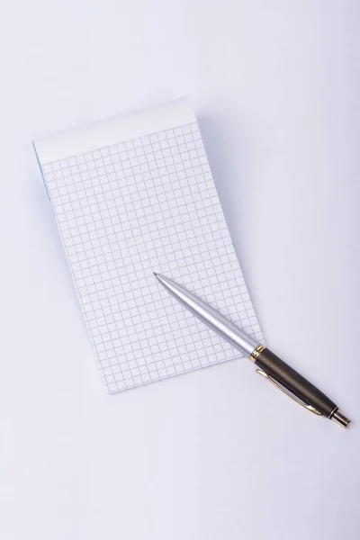Ручка Блокнот Білому Тлі Ліцензійні Стокові Фото
