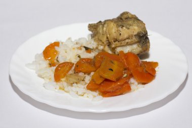 pirinç beyaz tabakta balık güveç.