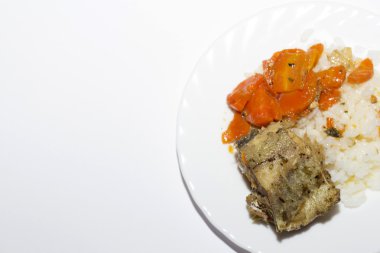 pirinç beyaz tabakta balık güveç.