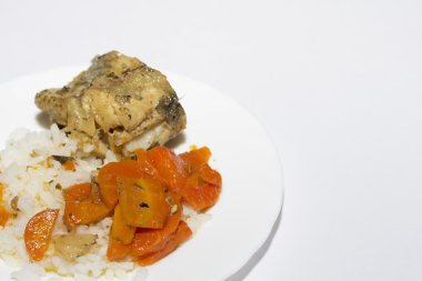 pirinç beyaz tabakta balık güveç.