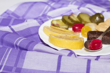 Beyaz tabakta lezzetli yemekler.