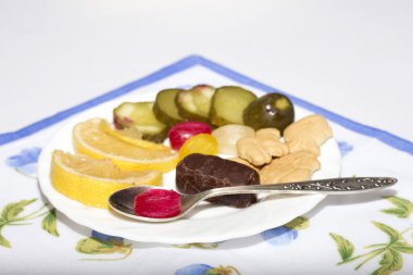 Beyaz tabakta lezzetli yemekler.