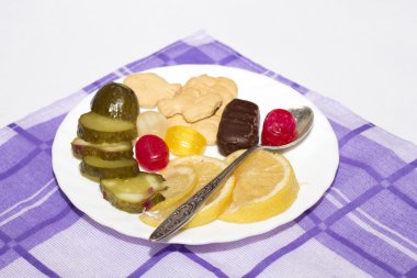 Beyaz tabakta lezzetli yemekler.