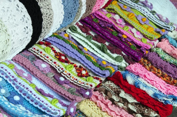 Gestrickte Babymützen auf dem Markt — Stockfoto