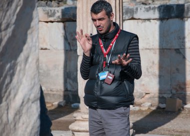 Efes, Türkiye'de, 25 Aralık. Kılavuzu turistler hakkında ephe söyler.