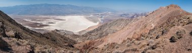 Badwater Havzası Dante'nın görünümü Ölüm Vadisi'nde Panoraması