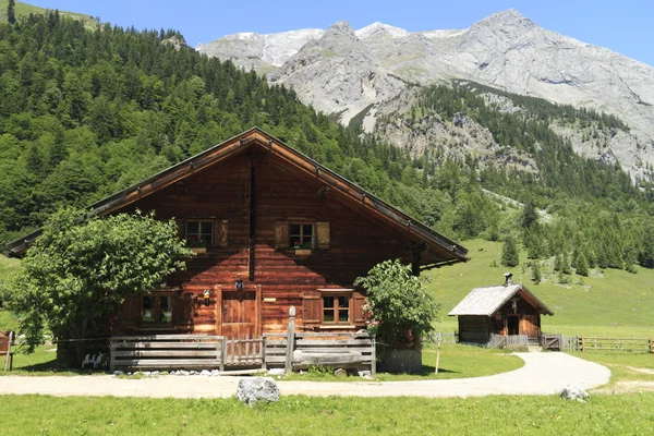 Bondgård i lönn ryggen — Stockfoto