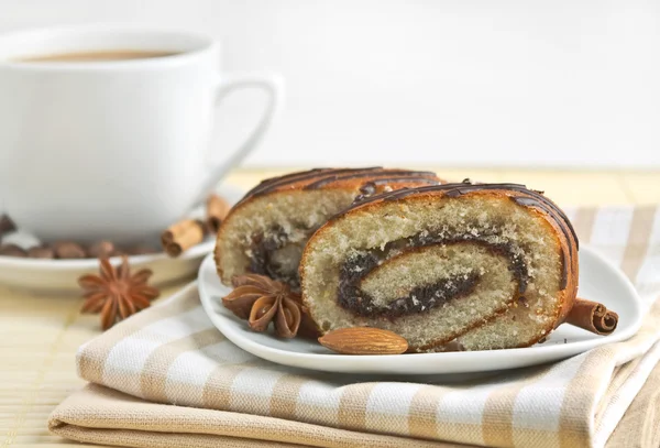 Çikolatalı kek ve kahve — Stok fotoğraf