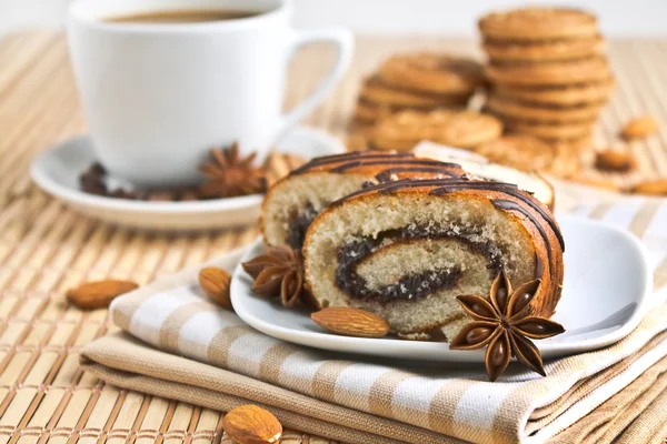 Pastel de chocolate y una taza de café — Foto de Stock