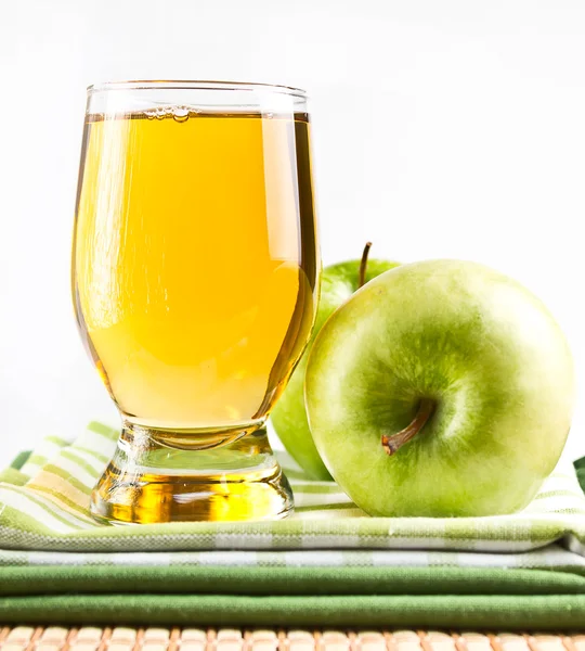 Glas Apfelsaft und grüner Apfel — Stockfoto