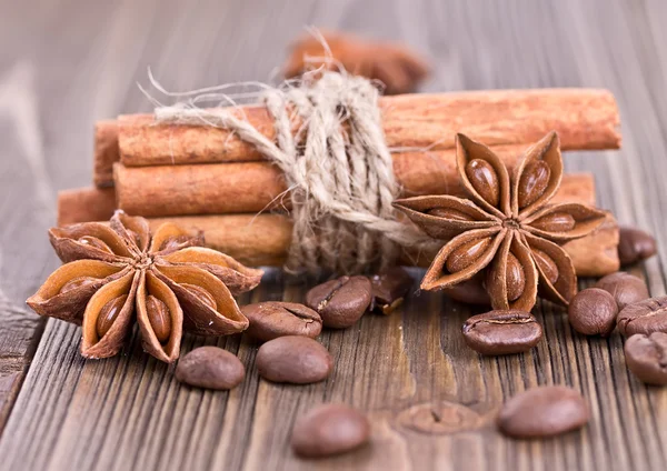 Cinnamon sticks tied with twine, coffee and star anise — Stock Photo, Image