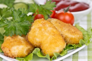 iştah açıcı tavuk nuggets marul yaprakları ile