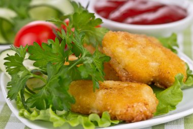 iştah açıcı tavuk nuggets marul yaprakları ile