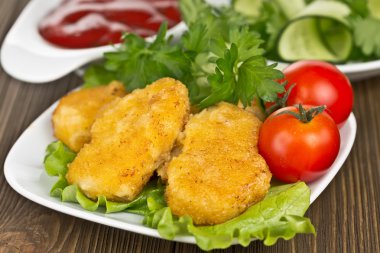 iştah açıcı tavuk nuggets marul yaprakları ile