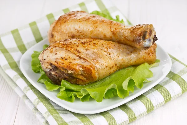 Pernas de frango fritas apetitosas — Fotografia de Stock