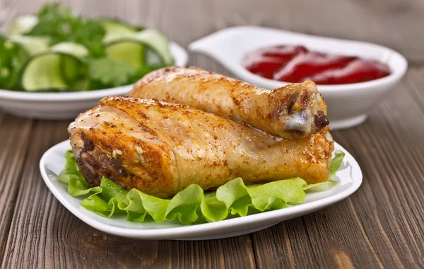 Fried chicken legs with cucumber salad and sauce — Stock Photo, Image