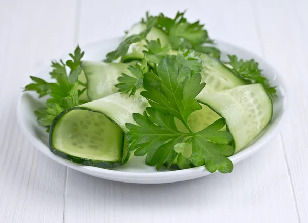 Salada de pepinos e verdes — Fotografia de Stock