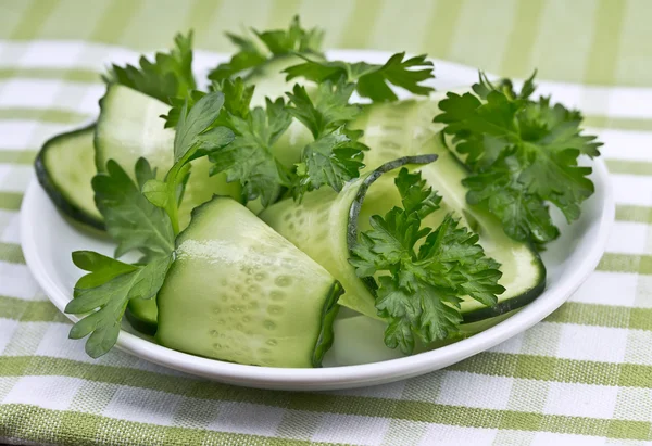 Salada de pepinos e verdes — Fotografia de Stock
