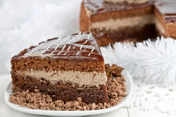 Morceau de gâteau au chocolat et flocon de neige tinsel — Photo