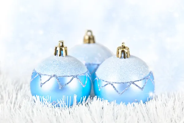 Albero di Natale palle sfondo blu — Foto Stock
