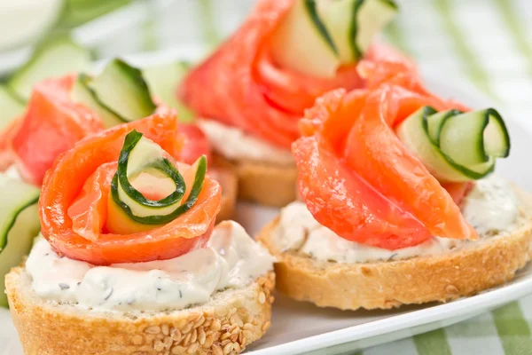 Sanduíches com salmão e pepino — Fotografia de Stock