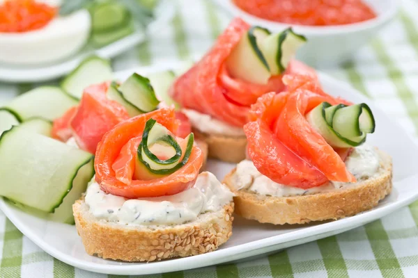 Sanduíches com salmão e creme de queijo — Fotografia de Stock
