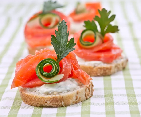 Sanduíches com salmão — Fotografia de Stock