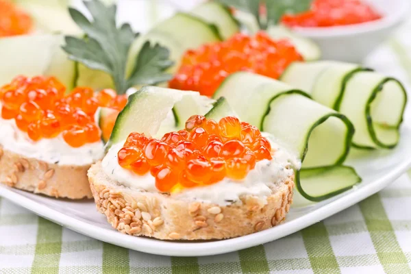 Sanduíches com caviar vermelho — Fotografia de Stock