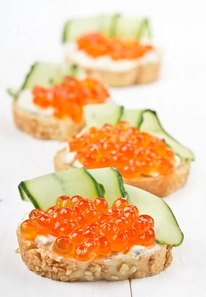 Sanduíches com caviar vermelho e queijo creme — Fotografia de Stock