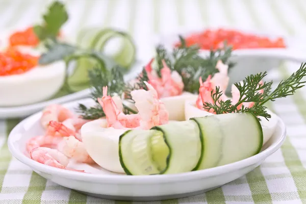 Fyllda med kaviar och räkor ägg — Stockfoto