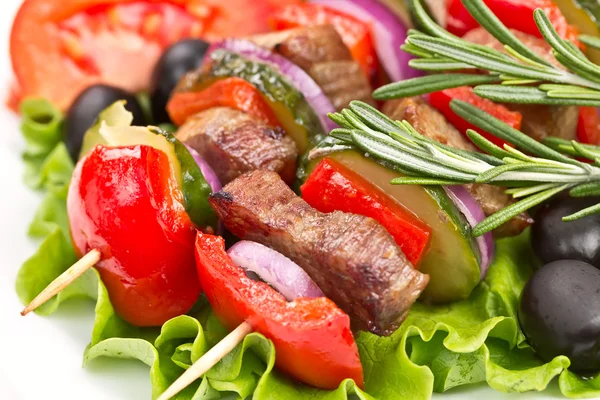 Carne de bovino grelhada em espetos de madeira . — Fotografia de Stock