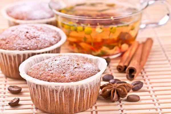 Muffins au chocolat avec une tisane — Photo