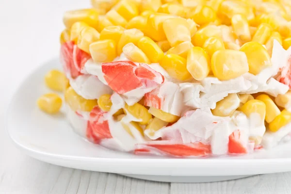 Salada com palitos de milho e caranguejo . — Fotografia de Stock