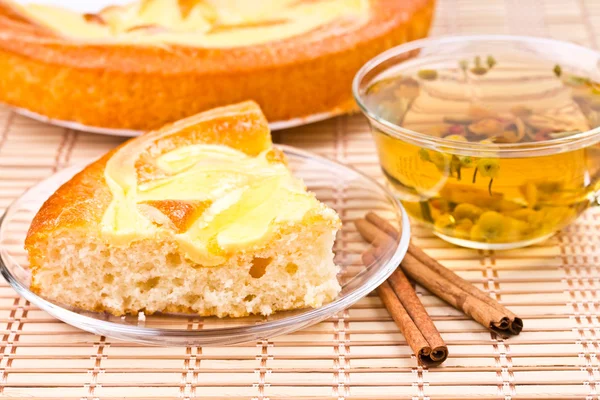 Pastel de vainilla y té de hierbas — Foto de Stock