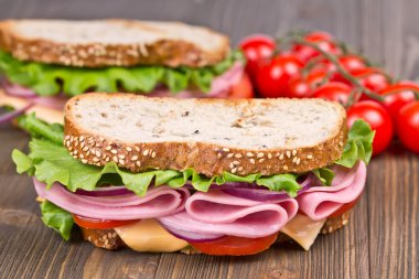 Bun ve ahşap tahta üzerinde sandviç