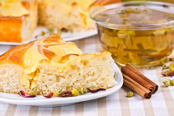Vanilyalı pasta ve bitkisel çay — Stok fotoğraf