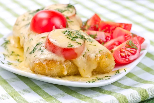 Costeleta de frango sob queijo derretido — Fotografia de Stock