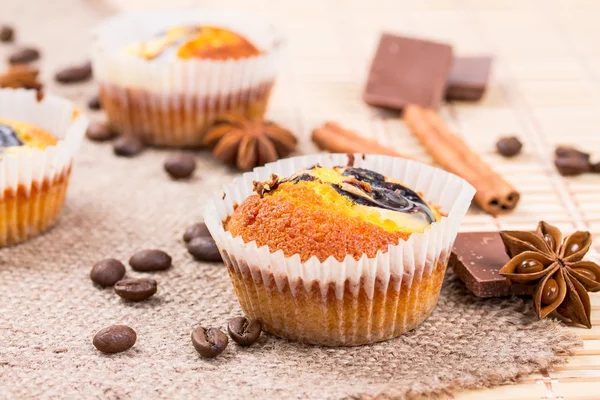 Magdalenas y trozos de chocolate — Foto de Stock