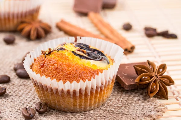 Muffins, choklad bitar och kanel — Stockfoto